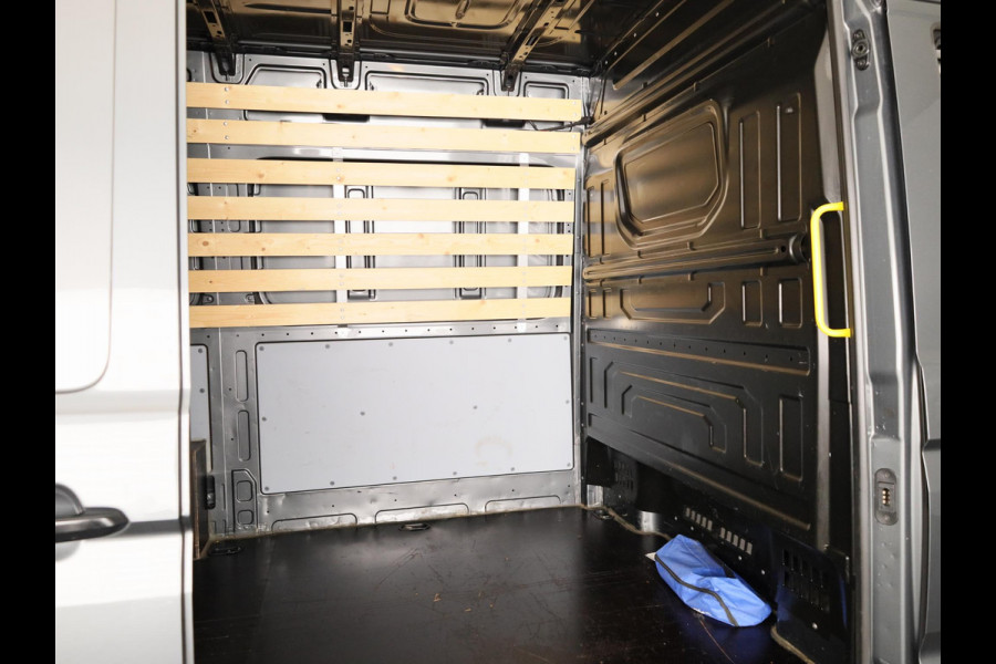 Volkswagen Crafter 35 2.0 TDI L3H3 Highline EURO VI 140 pk Automaat | Verlengde garantie | Navigatie | Trekhaak | Parkeersensoren | Achteruitrijcamera |