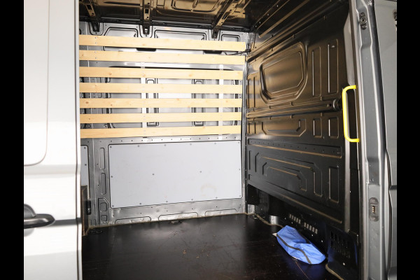 Volkswagen Crafter 35 2.0 TDI L3H3 Highline EURO VI 140 pk Automaat | Verlengde garantie | Navigatie | Trekhaak | Parkeersensoren | Achteruitrijcamera |