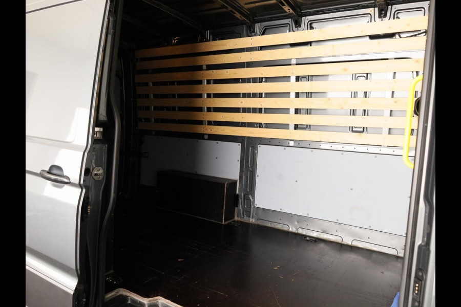 Volkswagen Crafter 35 2.0 TDI L3H3 Highline EURO VI 140 pk Automaat | Verlengde garantie | Navigatie | Trekhaak | Parkeersensoren | Achteruitrijcamera |