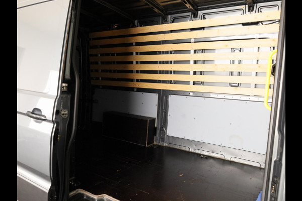 Volkswagen Crafter 35 2.0 TDI L3H3 Highline EURO VI 140 pk Automaat | Verlengde garantie | Navigatie | Trekhaak | Parkeersensoren | Achteruitrijcamera |