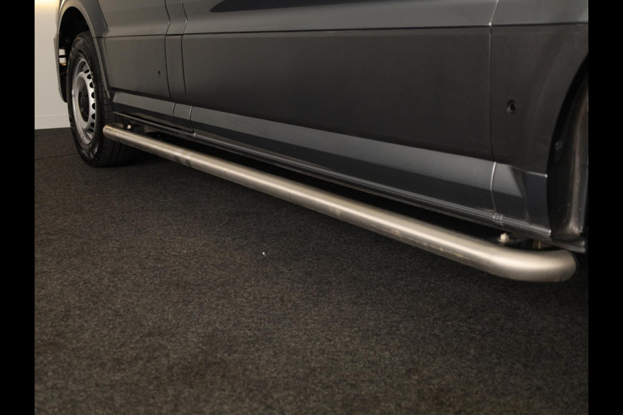 Volkswagen Crafter 35 2.0 TDI L3H3 Highline EURO VI 140 pk Automaat | Verlengde garantie | Navigatie | Trekhaak | Parkeersensoren | Achteruitrijcamera |