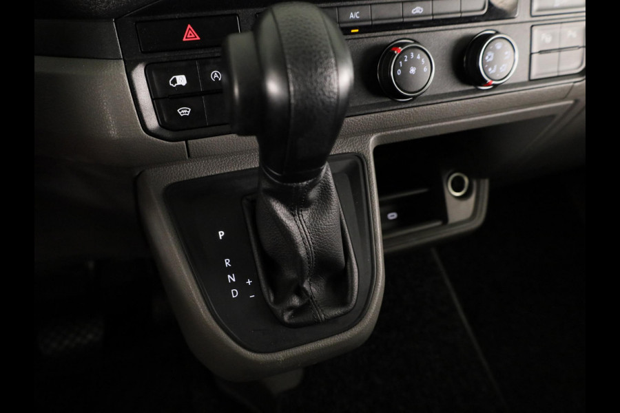 Volkswagen Crafter 35 2.0 TDI L3H3 Highline EURO VI 140 pk Automaat | Verlengde garantie | Navigatie | Trekhaak | Parkeersensoren | Achteruitrijcamera |