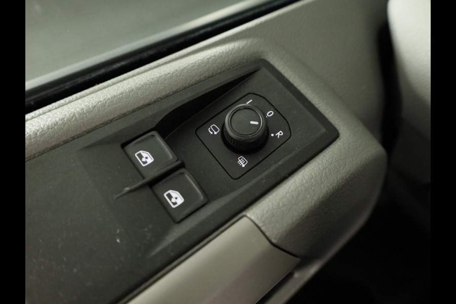Volkswagen Crafter 35 2.0 TDI L3H3 Highline EURO VI 140 pk Automaat | Verlengde garantie | Navigatie | Trekhaak | Parkeersensoren | Achteruitrijcamera |