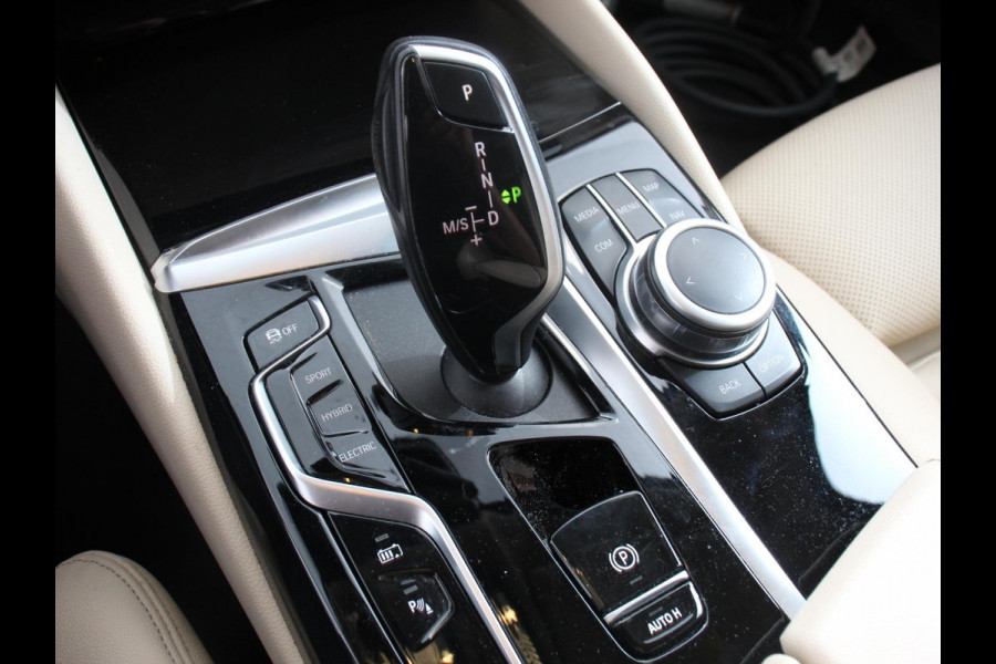 BMW 5 Serie Touring 530e Executive Cimate control Adaptieve cruise control Navigatie Apple Carplay/ Android Auto Parkeersensoren Camera Lichtmetalen velgen Led