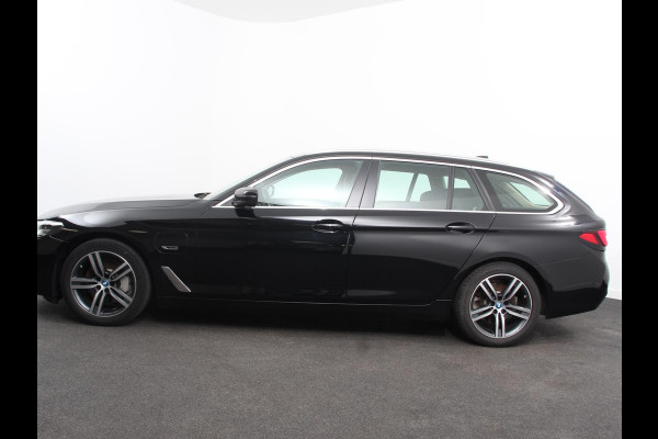 BMW 5 Serie Touring 530e Executive Cimate control Adaptieve cruise control Navigatie Apple Carplay/ Android Auto Parkeersensoren Camera Lichtmetalen velgen Led