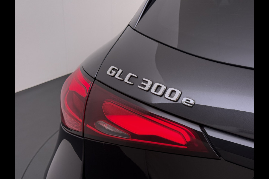 Mercedes-Benz GLC 300e AMG // SoH 93% // Panorama dak // Trekhaak // Burmester // Headup // Memory Stoelen // Distronic // 360 Camera