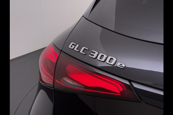 Mercedes-Benz GLC 300e AMG // SoH 93% // Panorama dak // Trekhaak // Burmester // Headup // Memory Stoelen // Distronic // 360 Camera