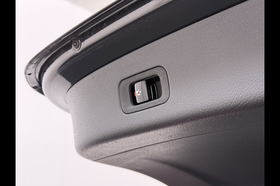 Mercedes-Benz GLC 300e AMG // SoH 93% // Panorama dak // Trekhaak // Burmester // Headup // Memory Stoelen // Distronic // 360 Camera