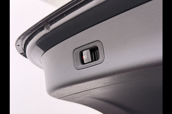 Mercedes-Benz GLC 300e AMG // SoH 93% // Panorama dak // Trekhaak // Burmester // Headup // Memory Stoelen // Distronic // 360 Camera