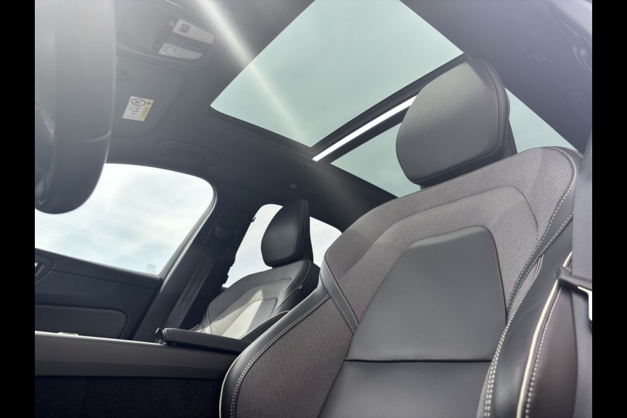 Volvo XC60 2.0 T8 Plug-in hybrid AWD Plus Black Edition Facelift | Zwenkbare trekhaak | Panorama dak | Adaptieve cruise | Harman Kardon | Blis | Memory |