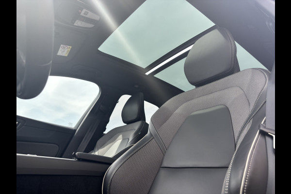 Volvo XC60 2.0 T8 Plug-in hybrid AWD Plus Black Edition Facelift | Zwenkbare trekhaak | Panorama dak | Adaptieve cruise | Harman Kardon | Blis | Memory |