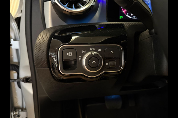 Mercedes-Benz A-Klasse 180 Progressive-NIGHT-PANORAMA-CAMERA-DODEHOEK-KEYLESS-SFEER