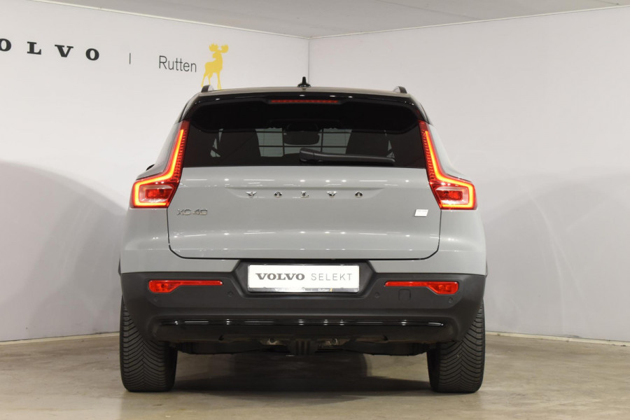 Volvo XC40 Single Motor Extended Range Plus 82 kWh / Adaptieve cruise control / Elektrische achterklep / Stoel - en stuurwielverwarming / Parkeersensoren V+A / Extra getint glas / Zwart dak / Achteruitrijcamera / MicroTech bekleding