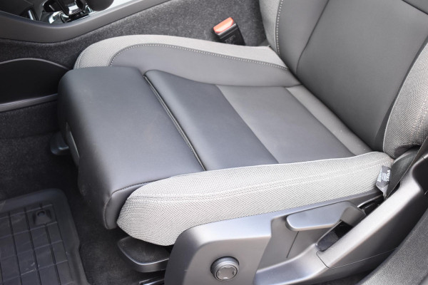 Volvo XC40 Single Motor Extended Range Plus 82 kWh / Adaptieve cruise control / Elektrische achterklep / Stoel - en stuurwielverwarming / Parkeersensoren V+A / Extra getint glas / Zwart dak / Achteruitrijcamera / MicroTech bekleding