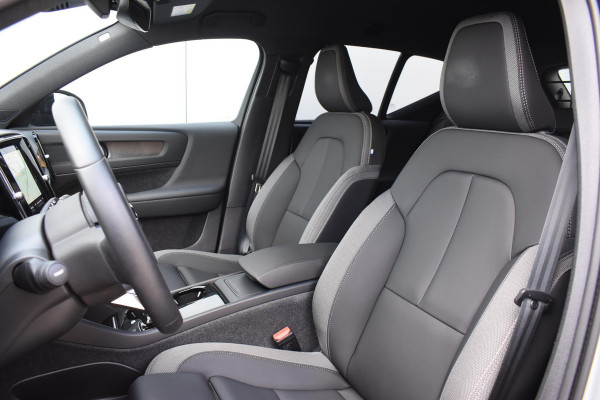 Volvo XC40 Single Motor Extended Range Plus 82 kWh / Adaptieve cruise control / Elektrische achterklep / Stoel - en stuurwielverwarming / Parkeersensoren V+A / Extra getint glas / Zwart dak / Achteruitrijcamera / MicroTech bekleding