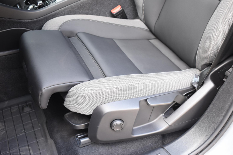 Volvo XC40 Single Motor Extended Range Plus 82 kWh / Adaptieve cruise control / Elektrische achterklep / Stoel - en stuurwielverwarming / Parkeersensoren V+A / Extra getint glas / Zwart dak / Achteruitrijcamera / MicroTech bekleding