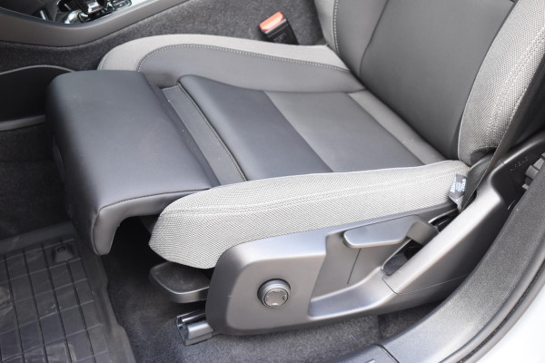 Volvo XC40 Single Motor Extended Range Plus 82 kWh / Adaptieve cruise control / Elektrische achterklep / Stoel - en stuurwielverwarming / Parkeersensoren V+A / Extra getint glas / Zwart dak / Achteruitrijcamera / MicroTech bekleding