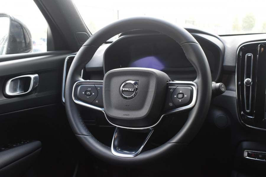 Volvo XC40 Single Motor Extended Range Plus 82 kWh / Adaptieve cruise control / Elektrische achterklep / Stoel - en stuurwielverwarming / Parkeersensoren V+A / Extra getint glas / Zwart dak / Achteruitrijcamera / MicroTech bekleding