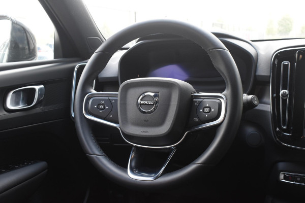 Volvo XC40 Single Motor Extended Range Plus 82 kWh / Adaptieve cruise control / Elektrische achterklep / Stoel - en stuurwielverwarming / Parkeersensoren V+A / Extra getint glas / Zwart dak / Achteruitrijcamera / MicroTech bekleding
