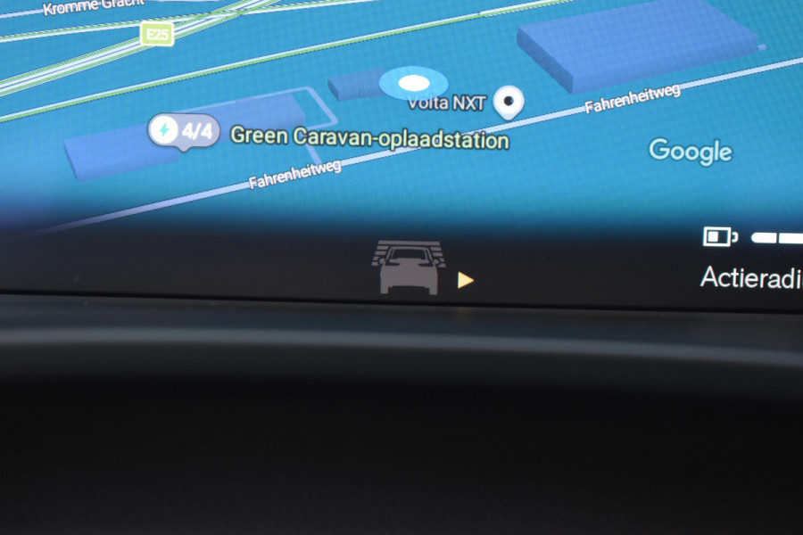 Volvo XC40 Single Motor Extended Range Plus 82 kWh / Adaptieve cruise control / Elektrische achterklep / Stoel - en stuurwielverwarming / Parkeersensoren V+A / Extra getint glas / Zwart dak / Achteruitrijcamera / MicroTech bekleding