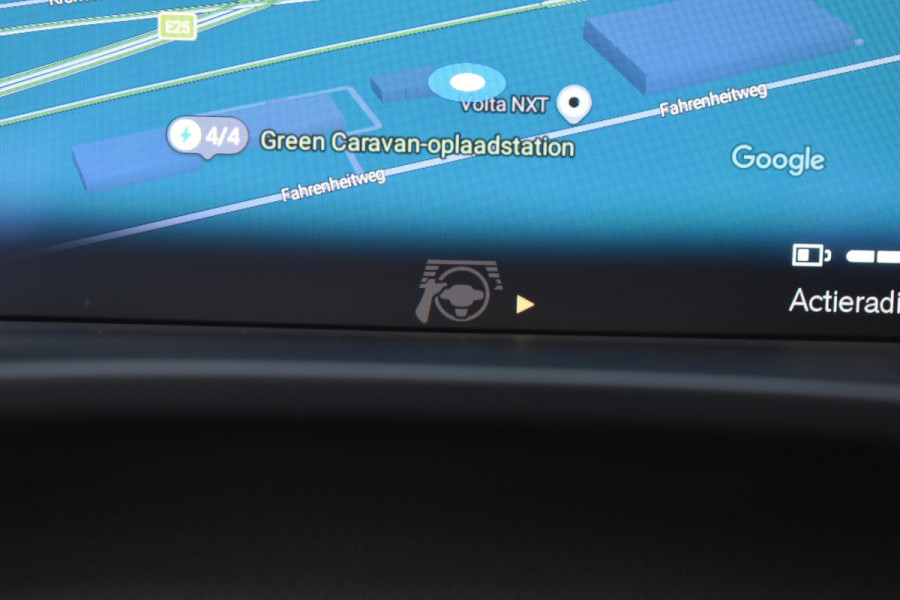Volvo XC40 Single Motor Extended Range Plus 82 kWh / Adaptieve cruise control / Elektrische achterklep / Stoel - en stuurwielverwarming / Parkeersensoren V+A / Extra getint glas / Zwart dak / Achteruitrijcamera / MicroTech bekleding