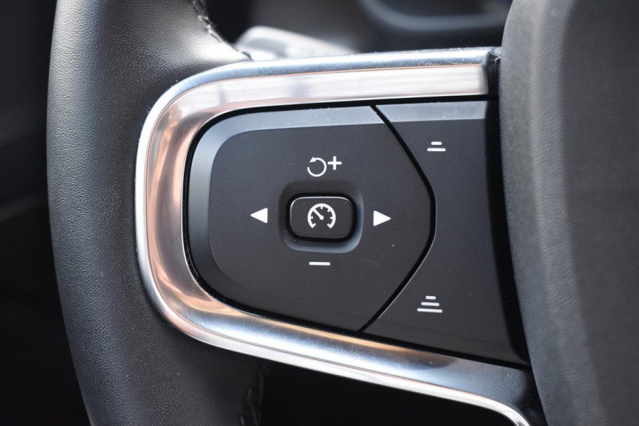Volvo XC40 Single Motor Extended Range Plus 82 kWh / Adaptieve cruise control / Elektrische achterklep / Stoel - en stuurwielverwarming / Parkeersensoren V+A / Extra getint glas / Zwart dak / Achteruitrijcamera / MicroTech bekleding