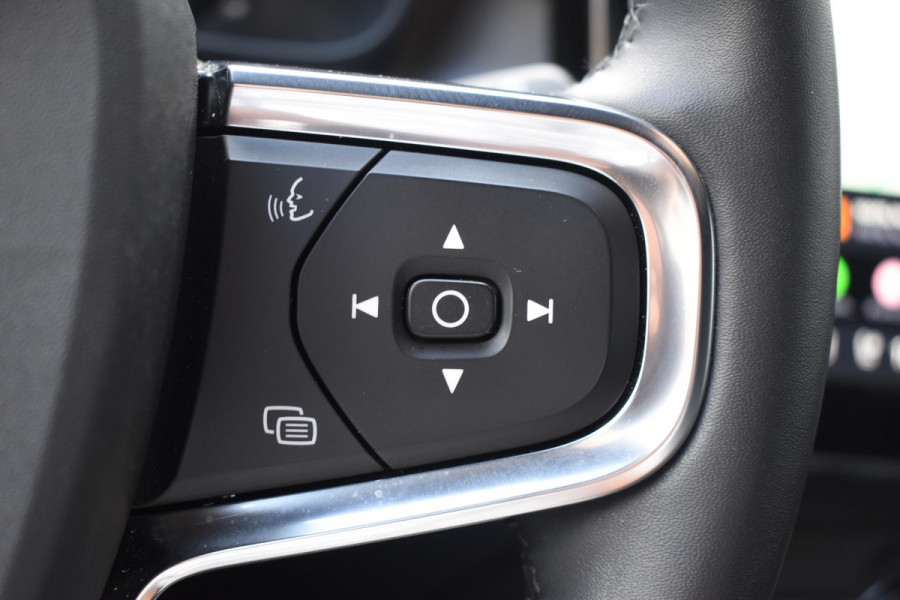 Volvo XC40 Single Motor Extended Range Plus 82 kWh / Adaptieve cruise control / Elektrische achterklep / Stoel - en stuurwielverwarming / Parkeersensoren V+A / Extra getint glas / Zwart dak / Achteruitrijcamera / MicroTech bekleding