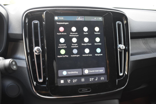 Volvo XC40 Single Motor Extended Range Plus 82 kWh / Adaptieve cruise control / Elektrische achterklep / Stoel - en stuurwielverwarming / Parkeersensoren V+A / Extra getint glas / Zwart dak / Achteruitrijcamera / MicroTech bekleding