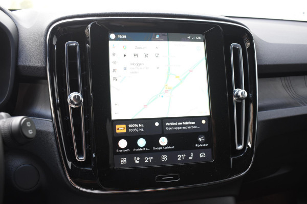 Volvo XC40 Single Motor Extended Range Plus 82 kWh / Adaptieve cruise control / Elektrische achterklep / Stoel - en stuurwielverwarming / Parkeersensoren V+A / Extra getint glas / Zwart dak / Achteruitrijcamera / MicroTech bekleding