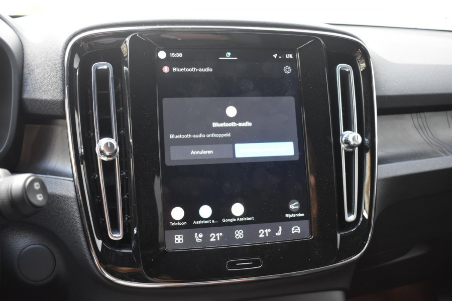 Volvo XC40 Single Motor Extended Range Plus 82 kWh / Adaptieve cruise control / Elektrische achterklep / Stoel - en stuurwielverwarming / Parkeersensoren V+A / Extra getint glas / Zwart dak / Achteruitrijcamera / MicroTech bekleding