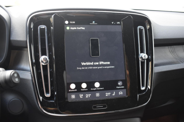 Volvo XC40 Single Motor Extended Range Plus 82 kWh / Adaptieve cruise control / Elektrische achterklep / Stoel - en stuurwielverwarming / Parkeersensoren V+A / Extra getint glas / Zwart dak / Achteruitrijcamera / MicroTech bekleding