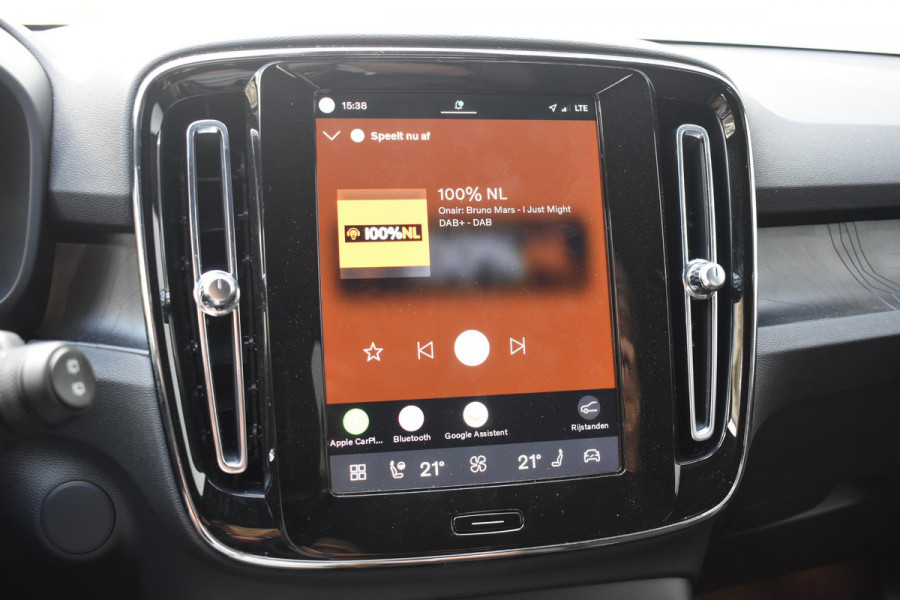 Volvo XC40 Single Motor Extended Range Plus 82 kWh / Adaptieve cruise control / Elektrische achterklep / Stoel - en stuurwielverwarming / Parkeersensoren V+A / Extra getint glas / Zwart dak / Achteruitrijcamera / MicroTech bekleding