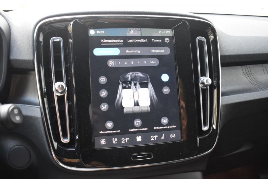 Volvo XC40 Single Motor Extended Range Plus 82 kWh / Adaptieve cruise control / Elektrische achterklep / Stoel - en stuurwielverwarming / Parkeersensoren V+A / Extra getint glas / Zwart dak / Achteruitrijcamera / MicroTech bekleding