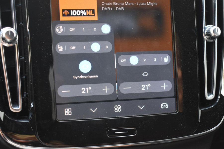 Volvo XC40 Single Motor Extended Range Plus 82 kWh / Adaptieve cruise control / Elektrische achterklep / Stoel - en stuurwielverwarming / Parkeersensoren V+A / Extra getint glas / Zwart dak / Achteruitrijcamera / MicroTech bekleding