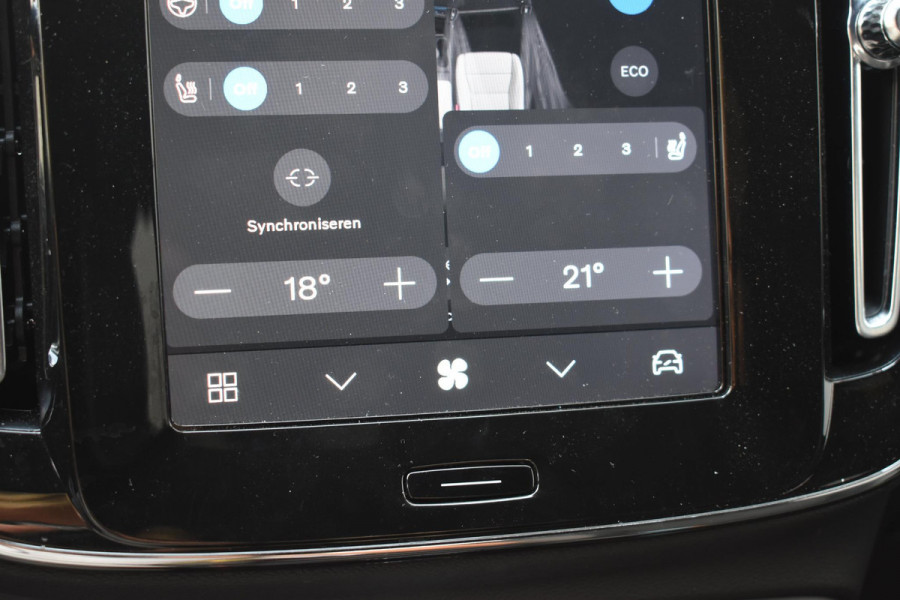 Volvo XC40 Single Motor Extended Range Plus 82 kWh / Adaptieve cruise control / Elektrische achterklep / Stoel - en stuurwielverwarming / Parkeersensoren V+A / Extra getint glas / Zwart dak / Achteruitrijcamera / MicroTech bekleding