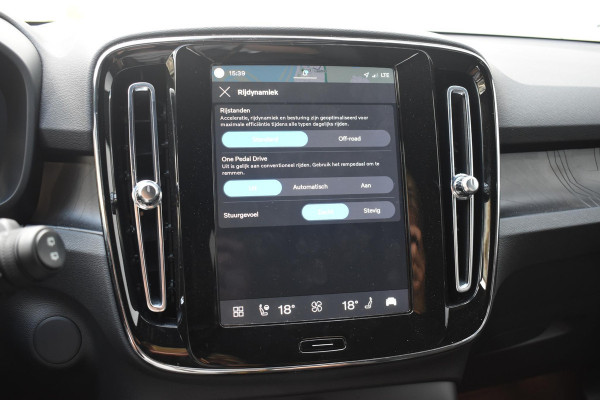 Volvo XC40 Single Motor Extended Range Plus 82 kWh / Adaptieve cruise control / Elektrische achterklep / Stoel - en stuurwielverwarming / Parkeersensoren V+A / Extra getint glas / Zwart dak / Achteruitrijcamera / MicroTech bekleding
