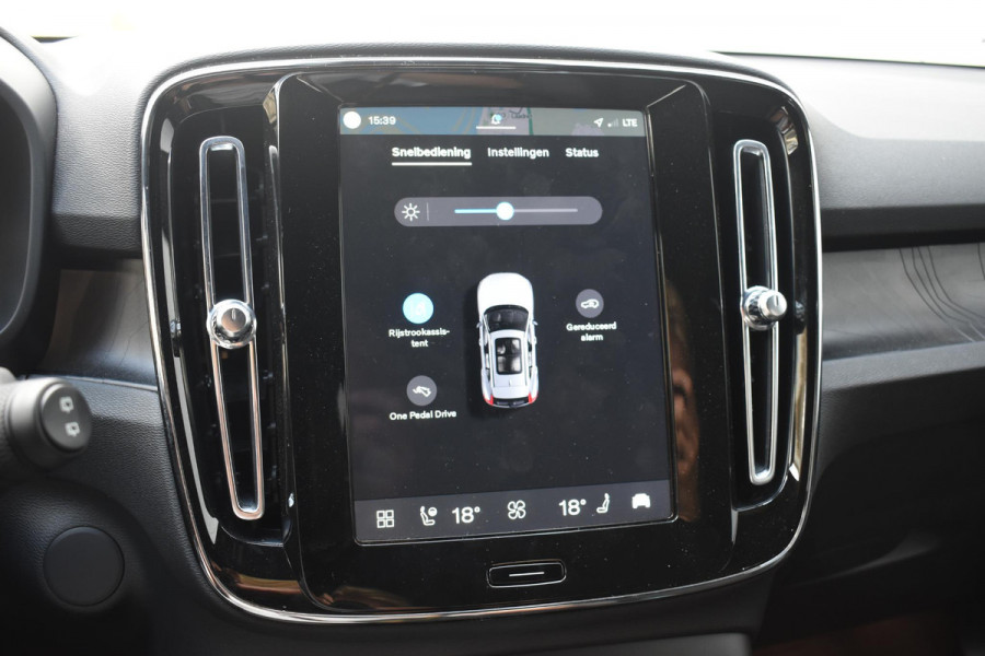 Volvo XC40 Single Motor Extended Range Plus 82 kWh / Adaptieve cruise control / Elektrische achterklep / Stoel - en stuurwielverwarming / Parkeersensoren V+A / Extra getint glas / Zwart dak / Achteruitrijcamera / MicroTech bekleding