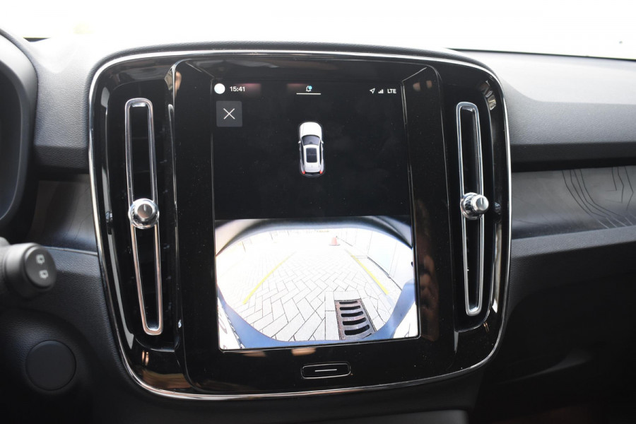 Volvo XC40 Single Motor Extended Range Plus 82 kWh / Adaptieve cruise control / Elektrische achterklep / Stoel - en stuurwielverwarming / Parkeersensoren V+A / Extra getint glas / Zwart dak / Achteruitrijcamera / MicroTech bekleding