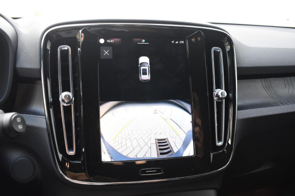 Volvo XC40 Single Motor Extended Range Plus 82 kWh / Adaptieve cruise control / Elektrische achterklep / Stoel - en stuurwielverwarming / Parkeersensoren V+A / Extra getint glas / Zwart dak / Achteruitrijcamera / MicroTech bekleding