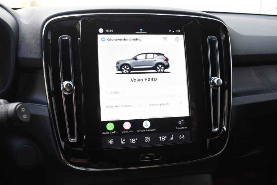 Volvo XC40 Single Motor Extended Range Plus 82 kWh / Adaptieve cruise control / Elektrische achterklep / Stoel - en stuurwielverwarming / Parkeersensoren V+A / Extra getint glas / Zwart dak / Achteruitrijcamera / MicroTech bekleding