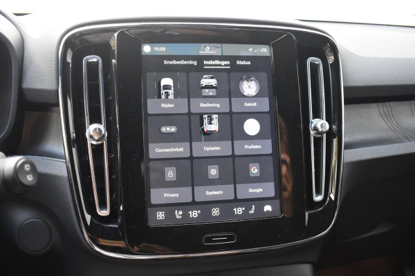 Volvo XC40 Single Motor Extended Range Plus 82 kWh / Adaptieve cruise control / Elektrische achterklep / Stoel - en stuurwielverwarming / Parkeersensoren V+A / Extra getint glas / Zwart dak / Achteruitrijcamera / MicroTech bekleding