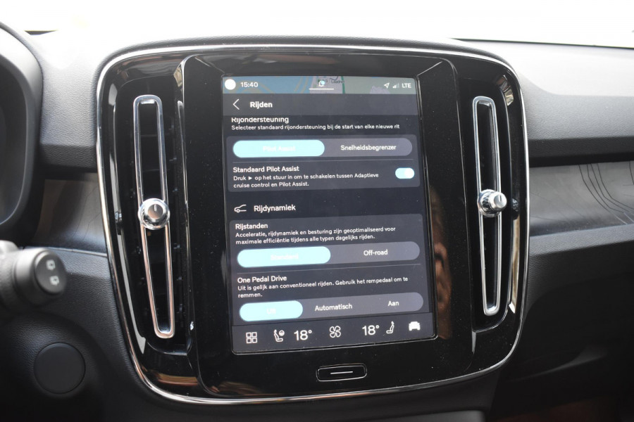 Volvo XC40 Single Motor Extended Range Plus 82 kWh / Adaptieve cruise control / Elektrische achterklep / Stoel - en stuurwielverwarming / Parkeersensoren V+A / Extra getint glas / Zwart dak / Achteruitrijcamera / MicroTech bekleding