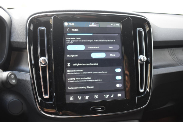 Volvo XC40 Single Motor Extended Range Plus 82 kWh / Adaptieve cruise control / Elektrische achterklep / Stoel - en stuurwielverwarming / Parkeersensoren V+A / Extra getint glas / Zwart dak / Achteruitrijcamera / MicroTech bekleding