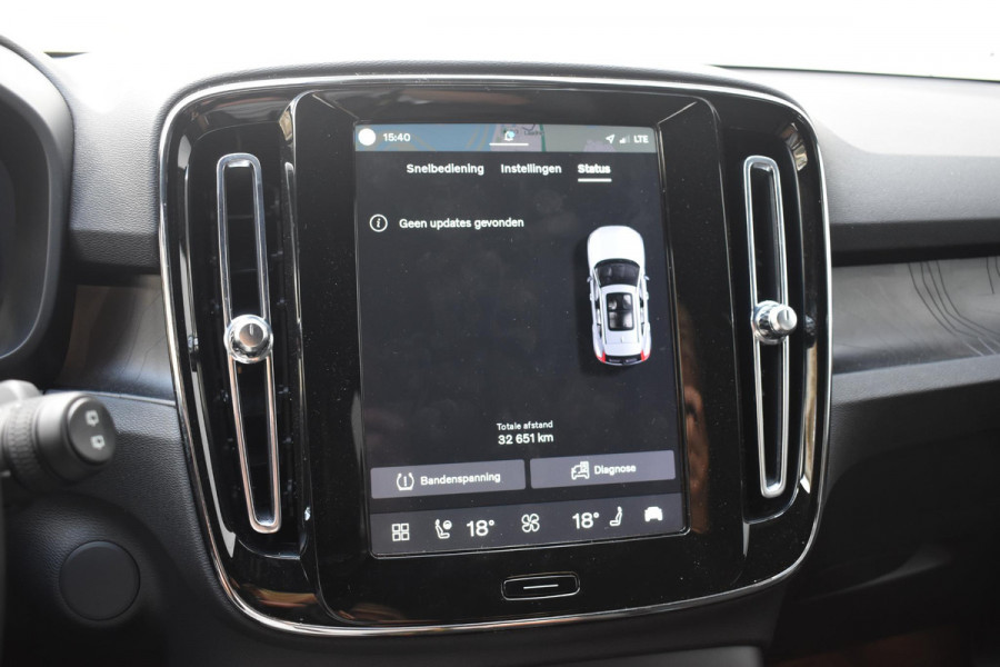 Volvo XC40 Single Motor Extended Range Plus 82 kWh / Adaptieve cruise control / Elektrische achterklep / Stoel - en stuurwielverwarming / Parkeersensoren V+A / Extra getint glas / Zwart dak / Achteruitrijcamera / MicroTech bekleding