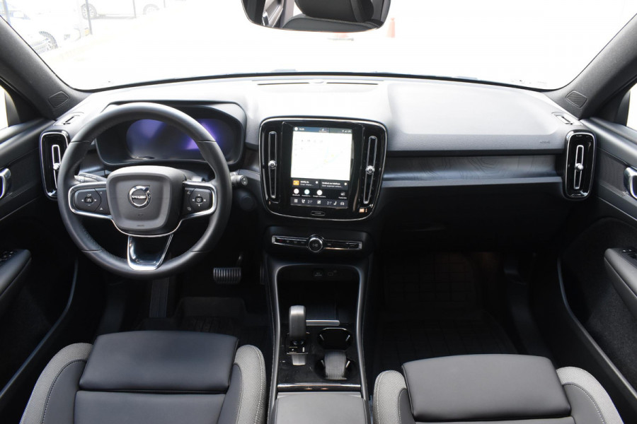 Volvo XC40 Single Motor Extended Range Plus 82 kWh / Adaptieve cruise control / Elektrische achterklep / Stoel - en stuurwielverwarming / Parkeersensoren V+A / Extra getint glas / Zwart dak / Achteruitrijcamera / MicroTech bekleding