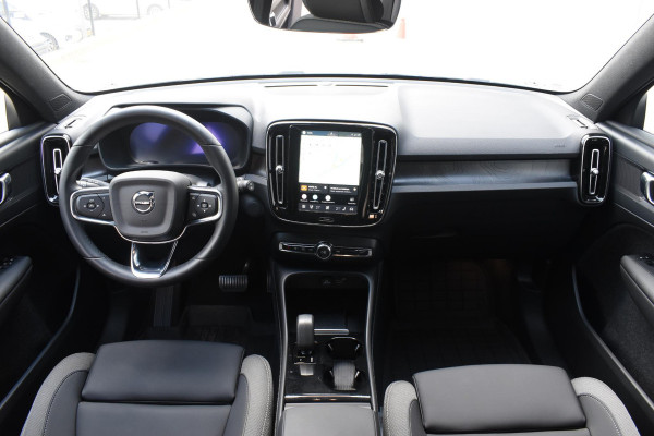 Volvo XC40 Single Motor Extended Range Plus 82 kWh / Adaptieve cruise control / Elektrische achterklep / Stoel - en stuurwielverwarming / Parkeersensoren V+A / Extra getint glas / Zwart dak / Achteruitrijcamera / MicroTech bekleding