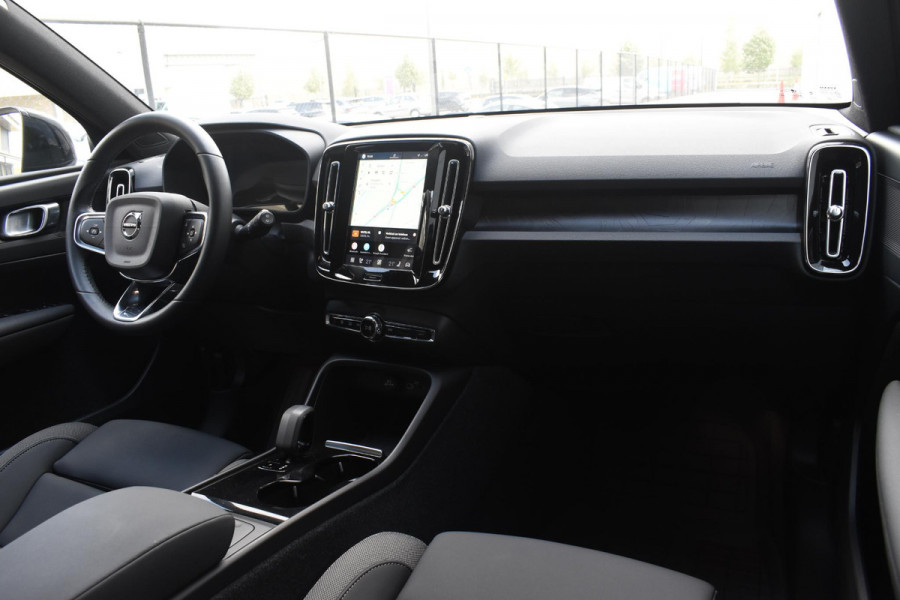 Volvo XC40 Single Motor Extended Range Plus 82 kWh / Adaptieve cruise control / Elektrische achterklep / Stoel - en stuurwielverwarming / Parkeersensoren V+A / Extra getint glas / Zwart dak / Achteruitrijcamera / MicroTech bekleding