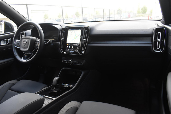 Volvo XC40 Single Motor Extended Range Plus 82 kWh / Adaptieve cruise control / Elektrische achterklep / Stoel - en stuurwielverwarming / Parkeersensoren V+A / Extra getint glas / Zwart dak / Achteruitrijcamera / MicroTech bekleding