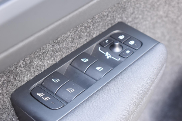 Volvo XC40 Single Motor Extended Range Plus 82 kWh / Adaptieve cruise control / Elektrische achterklep / Stoel - en stuurwielverwarming / Parkeersensoren V+A / Extra getint glas / Zwart dak / Achteruitrijcamera / MicroTech bekleding