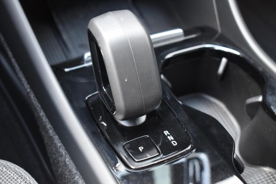 Volvo XC40 Single Motor Extended Range Plus 82 kWh / Adaptieve cruise control / Elektrische achterklep / Stoel - en stuurwielverwarming / Parkeersensoren V+A / Extra getint glas / Zwart dak / Achteruitrijcamera / MicroTech bekleding